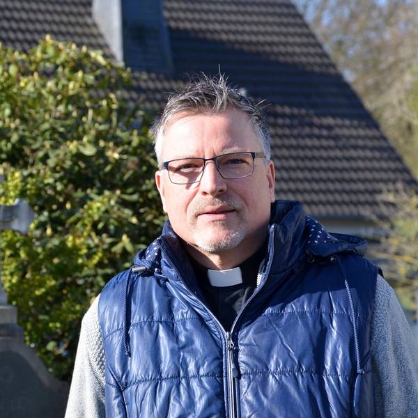 Der alt-katholische Geistliche Michael Schenk stammt aus Waldbröl und gehört zu den Opfern sexuellen Missbrauchs durch katholische Geistliche. Hier sitzt er an einem Rondell vor seinem Therapie- und Exerzitien-Hof Aim Karem in Ruppichteroth-Stranzenbach.