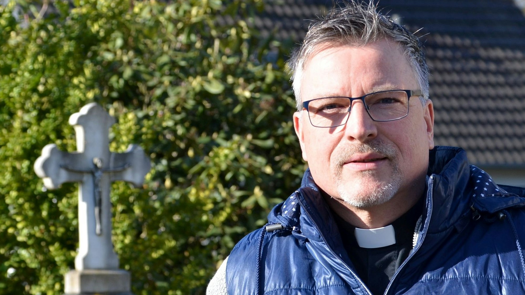 Der alt-katholische Geistliche Michael Schenk stammt aus Waldbröl und gehört zu den Opfern sexuellen Missbrauchs durch katholische Geistliche. Hier sitzt er an einem Rondell vor seinem Therapie- und Exerzitien-Hof Aim Karem in Ruppichteroth-Stranzenbach.