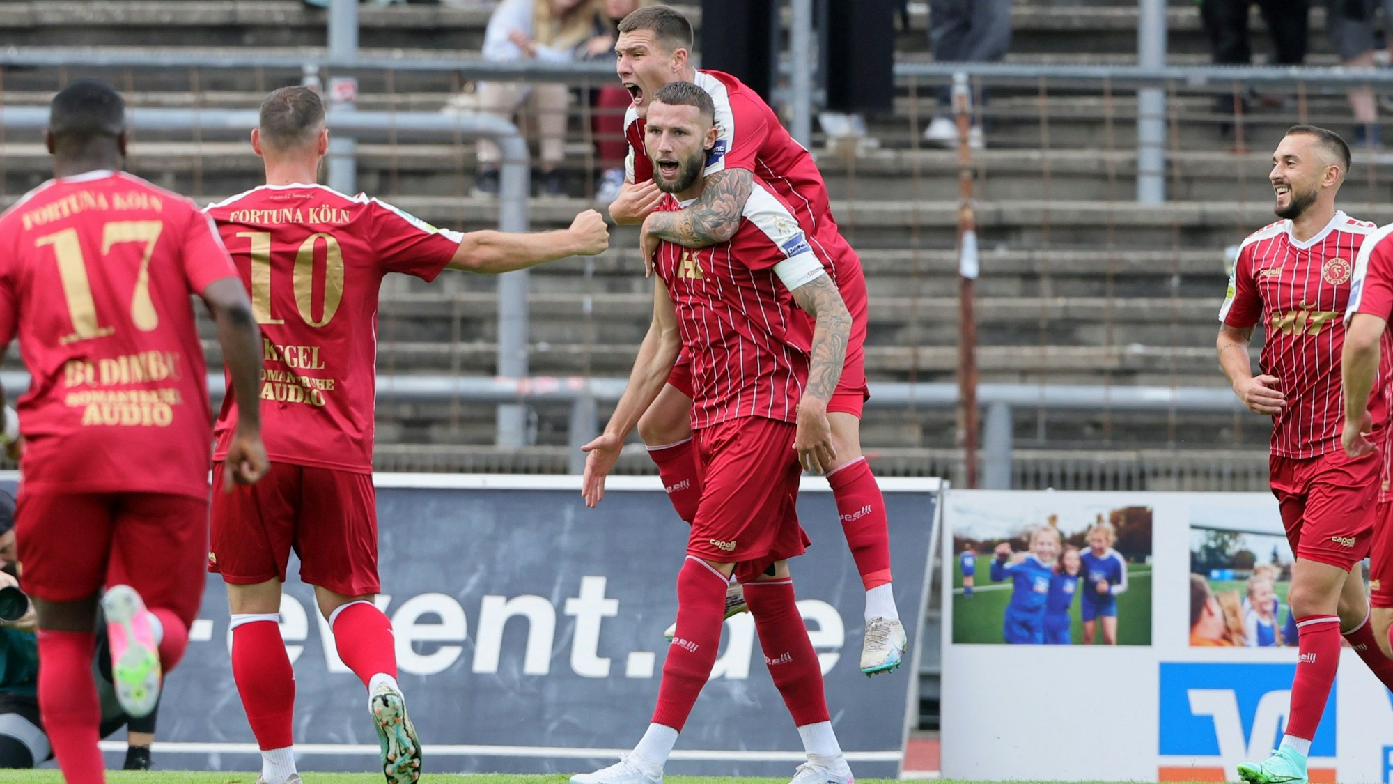 SC Fortuna Köln vs. 1. FC Köln U21, 4.Liga,
Jubel um den Torschützen Dominik Lanius (Fortuna) nach dem Tor zum 1:0, 01.08.2023, Bild: Herbert Bucco
