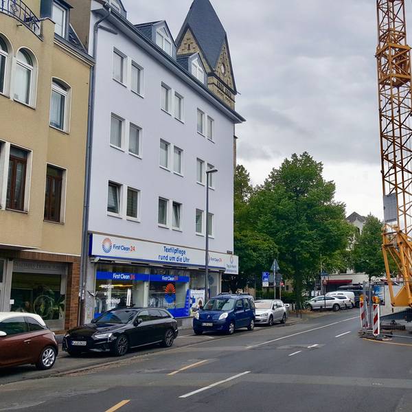 Ein Kran blockiert auf der Berrenrather Straße eine Fahrspur.
