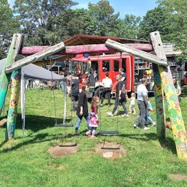 Kinder spielen an einem Baugerüst.