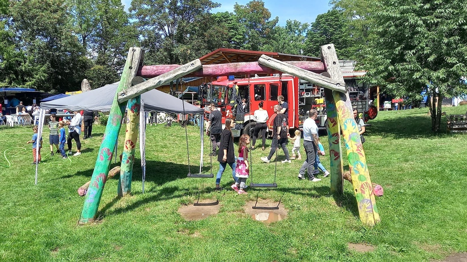 Kinder spielen an einem Baugerüst.