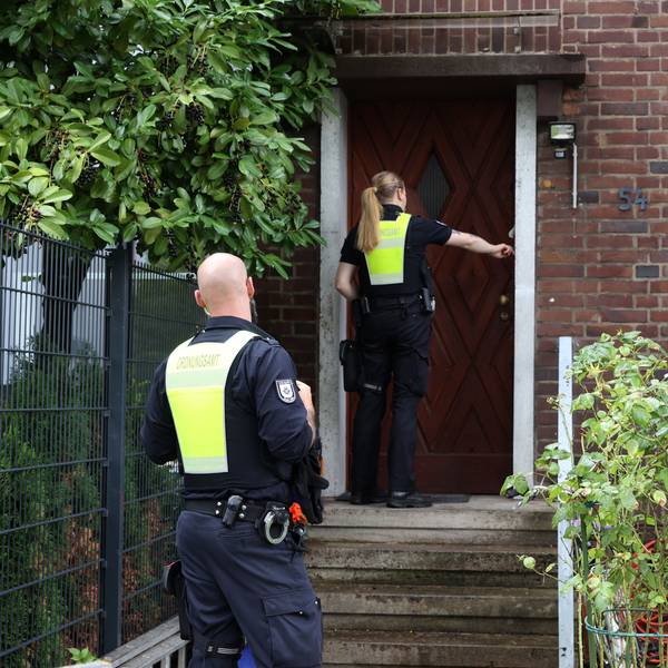 Zwei Einsatzkräfte des Ordnungssamtes klingeln an einer Haustür bei einer Evakuierung nach einem Bombenfund in Köln.