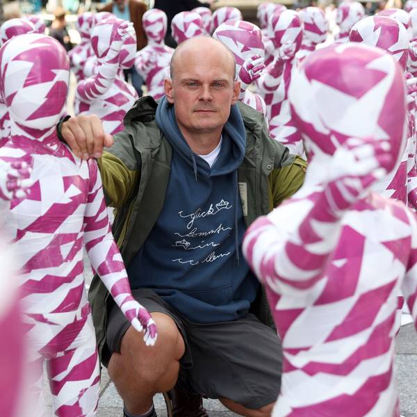 Dennis Josef Meseg
kniet zwischen weiß-purpur-farbigen Schaufensterpuppen.