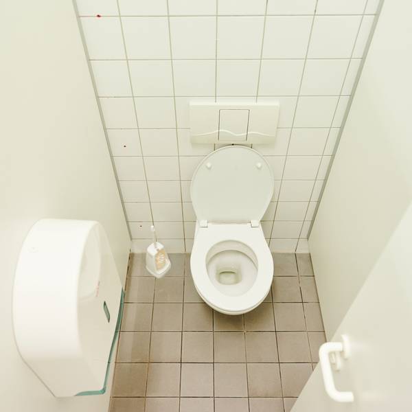 Auf der Kundentoilette (hier ein Symbolfoto) eines Supermarkts wurde der Hamster gefunden.