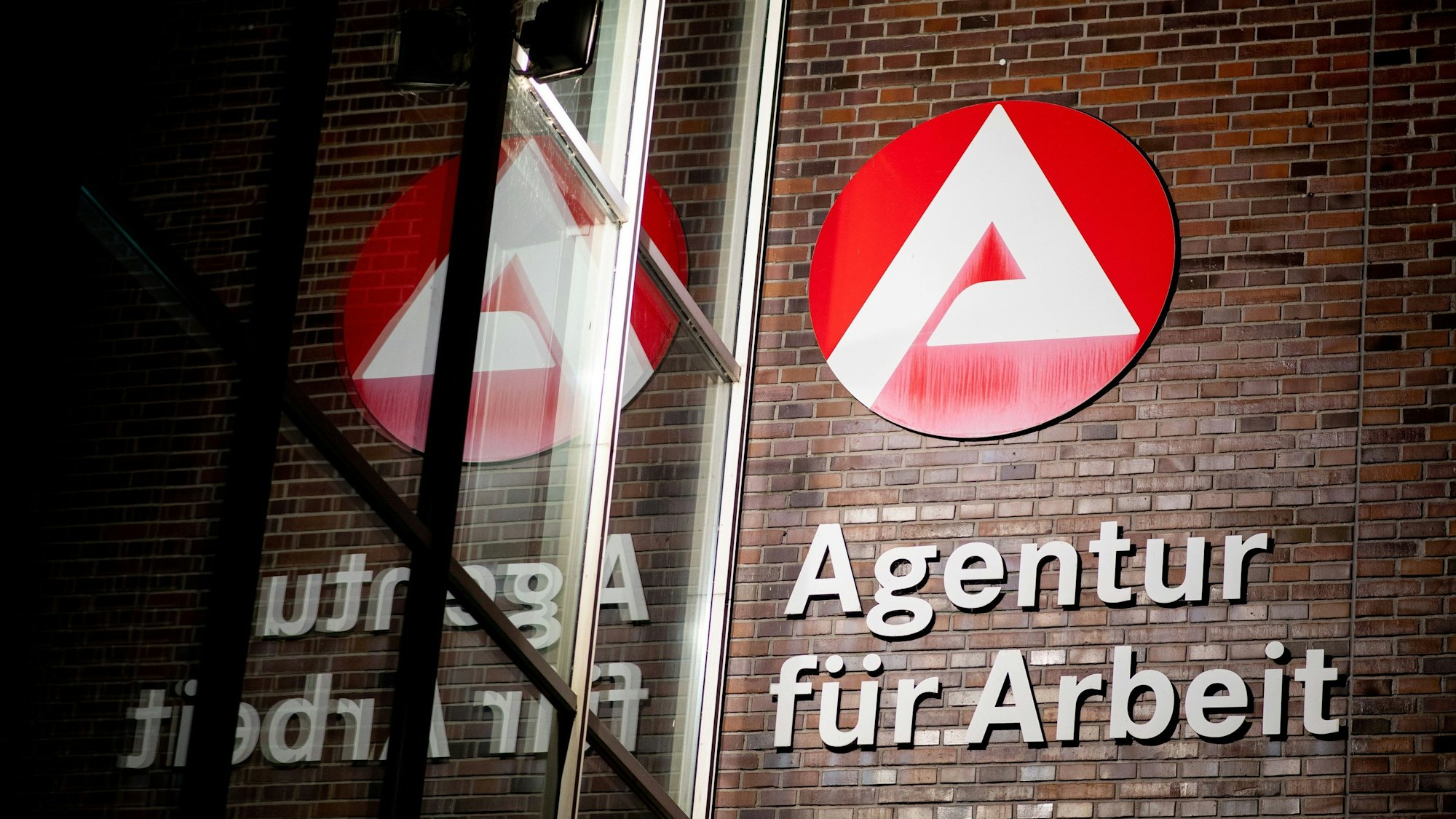 Der Schriftzug „Agentur für Arbeit“ hängt am Gebäude der Bundesagentur für Arbeit.