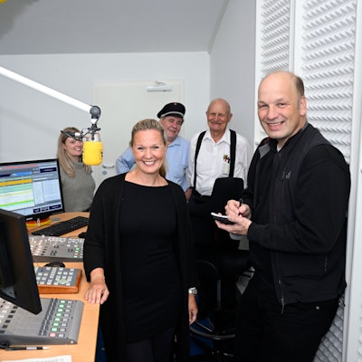 Reporter von der Sommertour der Zeitungsredaktion Rhein-Berg bei den Kolleginnen von Radio Berg im Studio der Sendezentrale in Kürten-Herweg.
