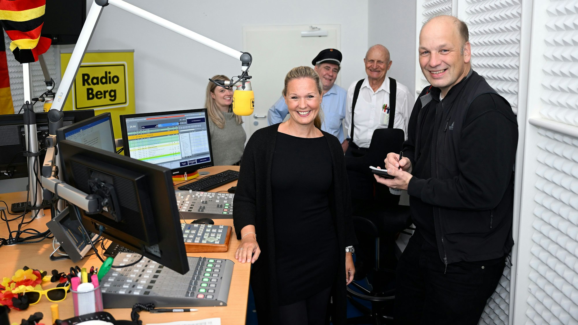 Reporter von der Sommertour der Zeitungsredaktion Rhein-Berg bei den Kolleginnen von Radio Berg im Studio der Sendezentrale in Kürten-Herweg.