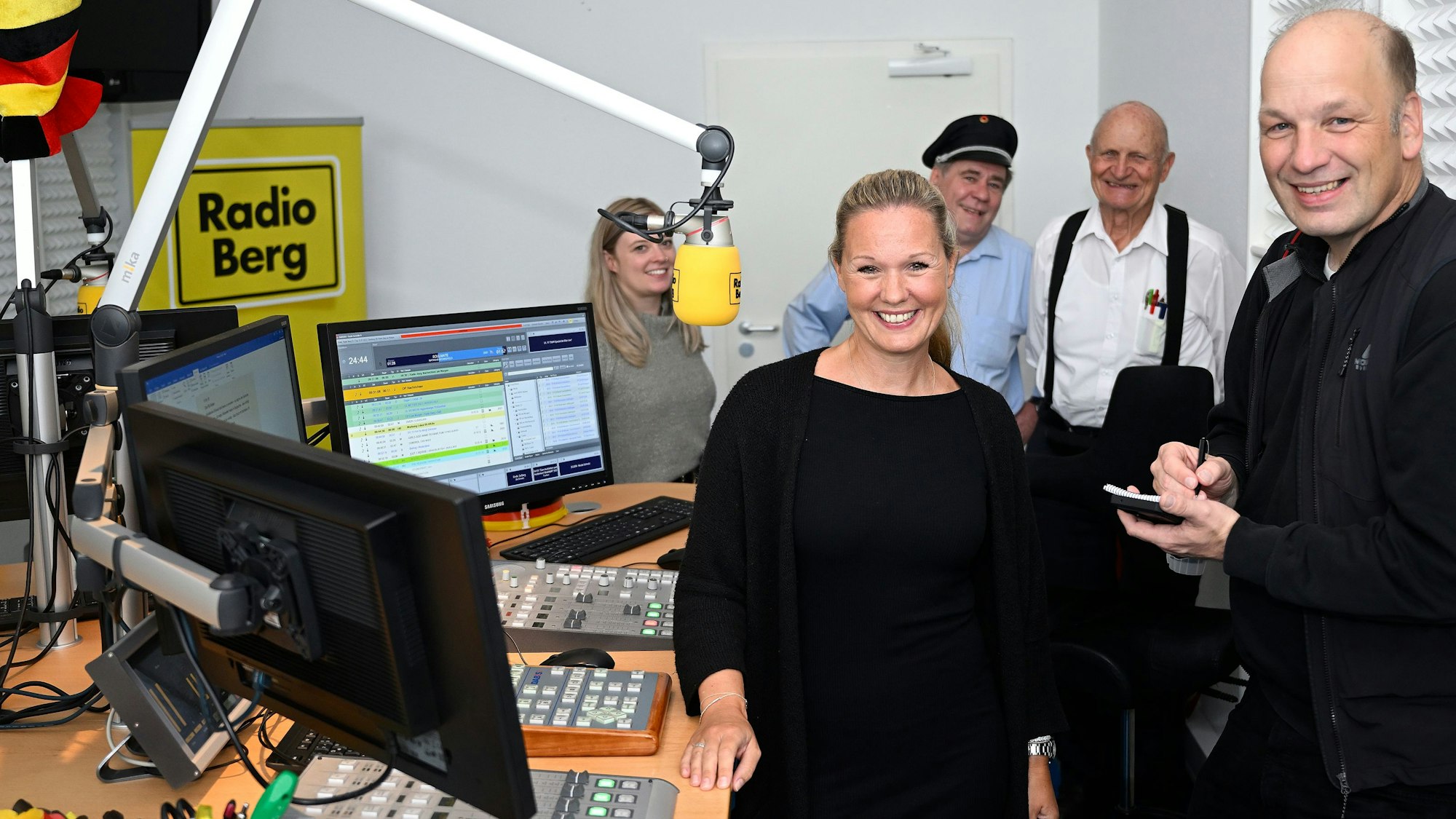 Reporter von der Sommertour der Zeitungsredaktion Rhein-Berg bei den Kolleginnen von Radio Berg im Studio der Sendezentrale in Kürten-Herweg.