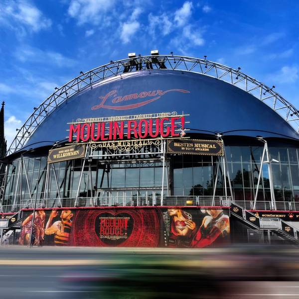 Außenansicht Musical Dome in Köln mit Schriftzug von "Moulin Rouge! Das Musical"