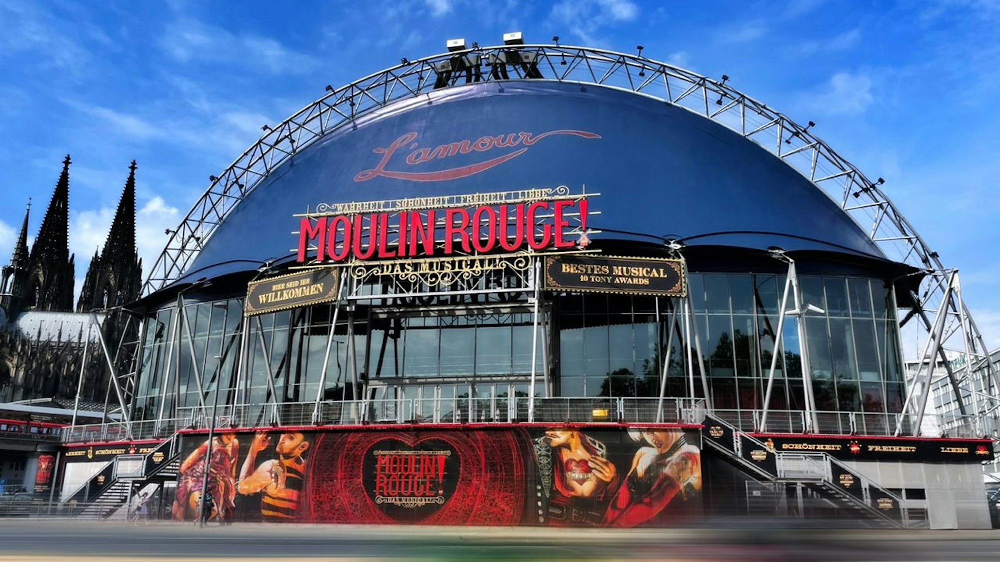 Außenansicht Musical Dome in Köln mit Schriftzug von "Moulin Rouge! Das Musical"