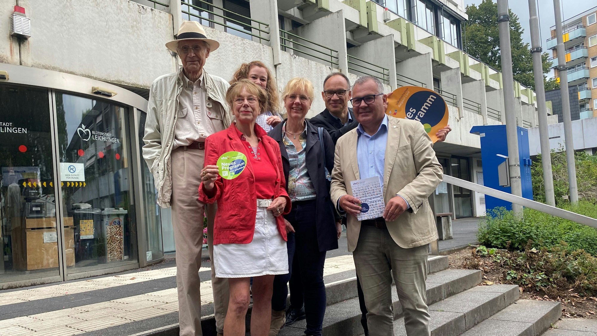 VHS-Preko in Leichlingen mit: Wolfgang Brudes, hinten Jacqueline Wolf (Pädagogische Assistentin der VHS), Wicze Braun, Annette Langen (Botschafterin), hinten Eric Hausherr (VHS-Leiter), Frank Steffen (Botschafter und Bürgermeister)