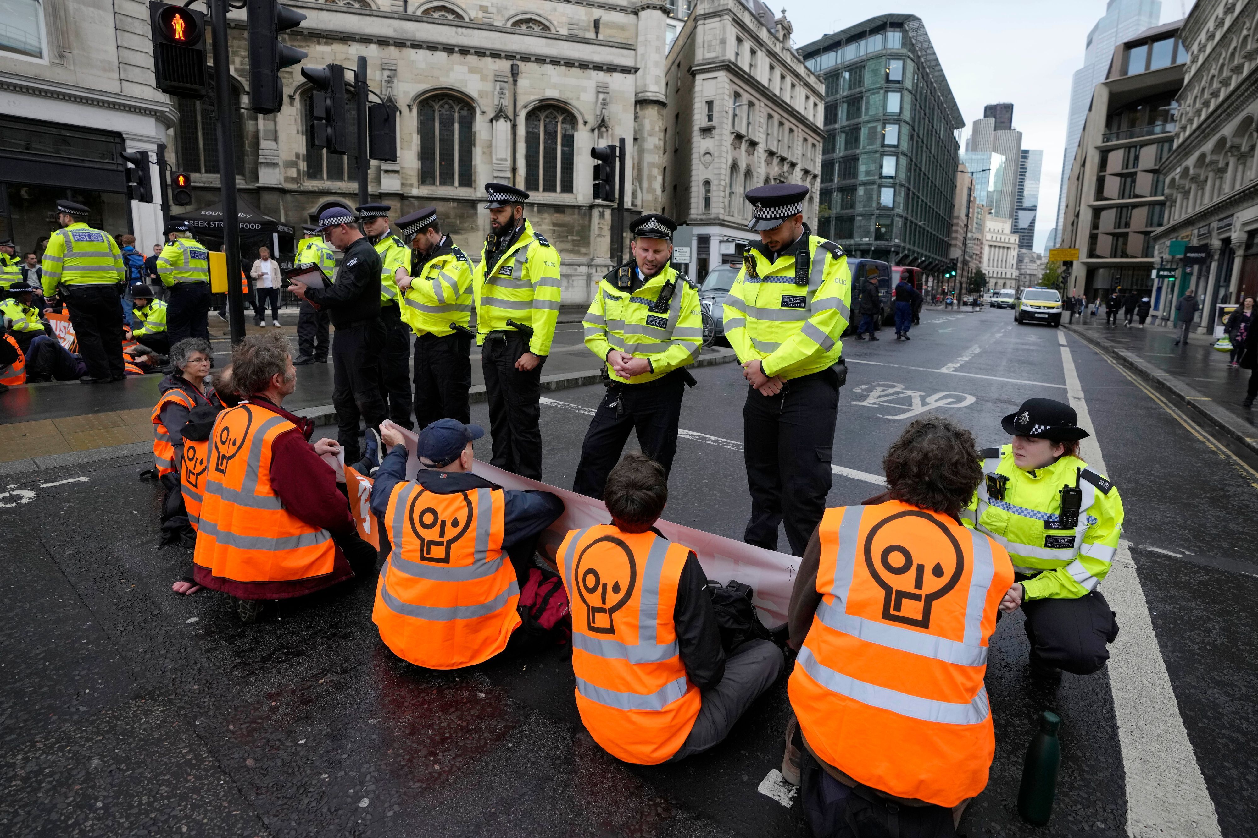 ARCHIV - 27.10.2022, Großbritannien, London: Aktivisten der Gruppe «Just Stop Oil» blockieren eine Straße und fordern, zukünftige Gas- und Ölprojekte zu verhindern. Die britische Regierung hat dennoch vor Hunderte Lizenzen zur Förderung von Öl und Gas in der Nordsee zu vergeben, wie Premierminister Sunak bei einem Besuch in Schottland ankündigte. Foto: Kirsty Wigglesworth/AP/dpa +++ dpa-Bildfunk +++