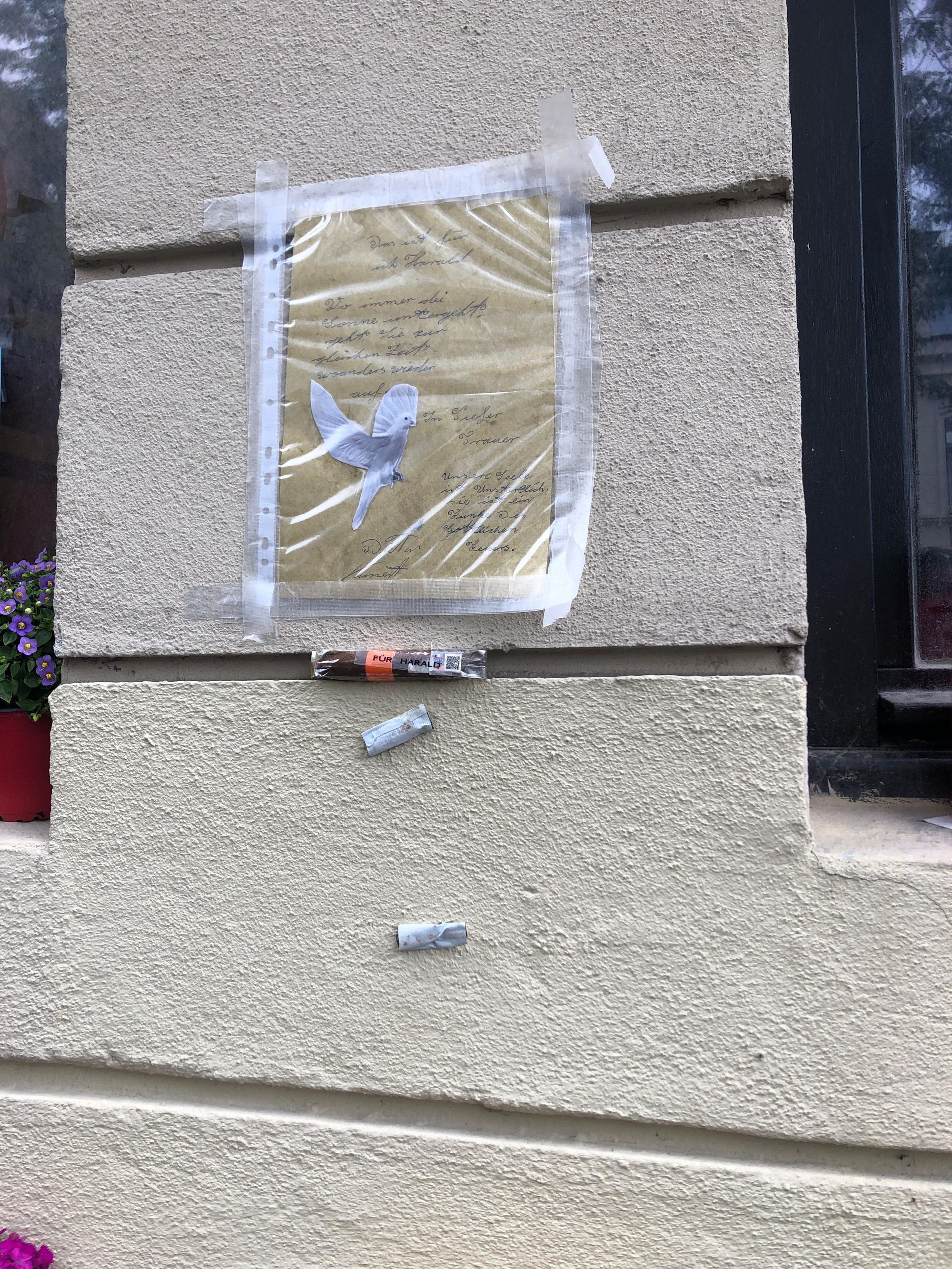 Mehrere Zigarren hängen an einer Hauswand