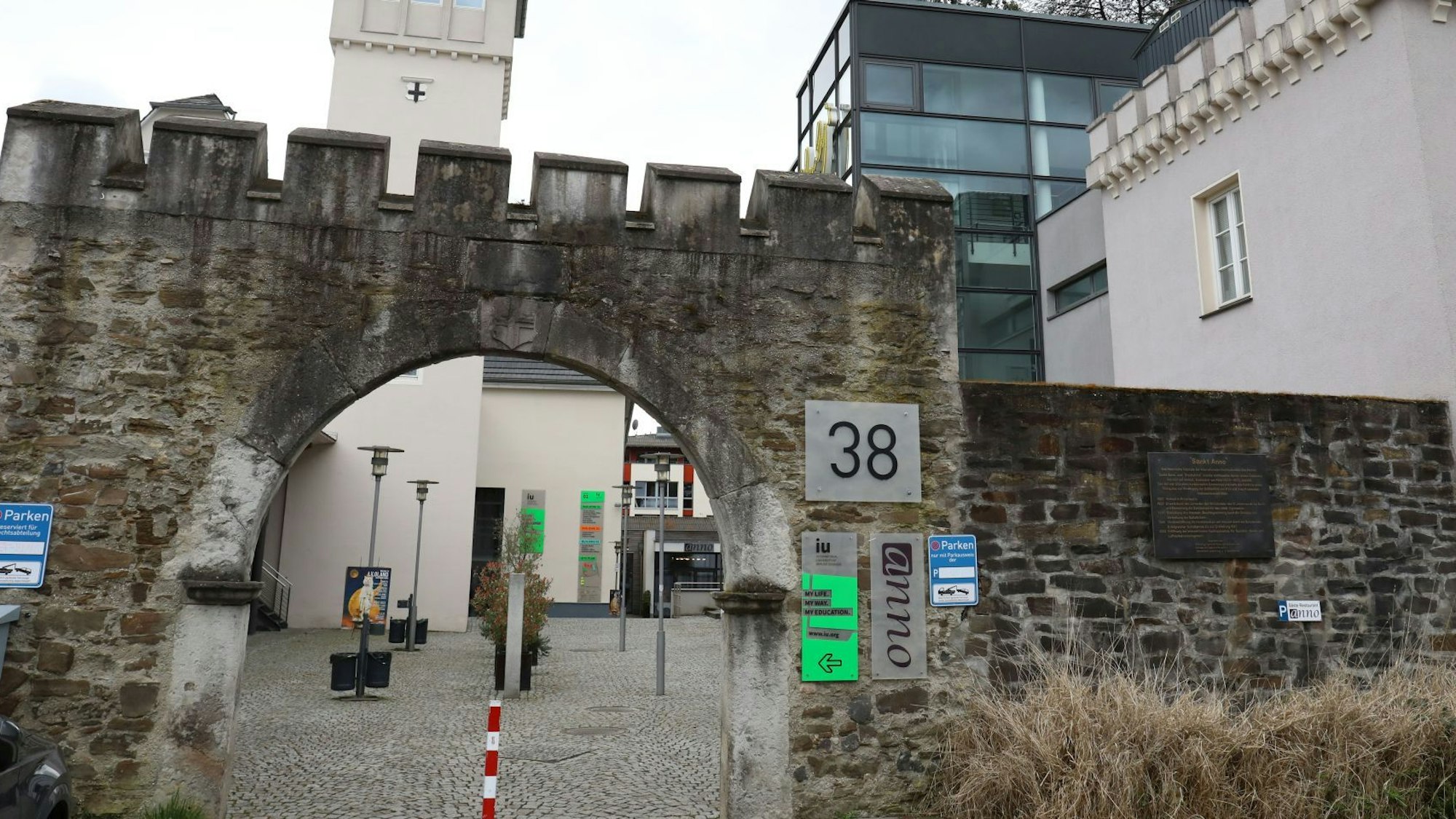 Durch einen historischen Torbogen geht es auf das Campus-Gelände in Bad Honnef.