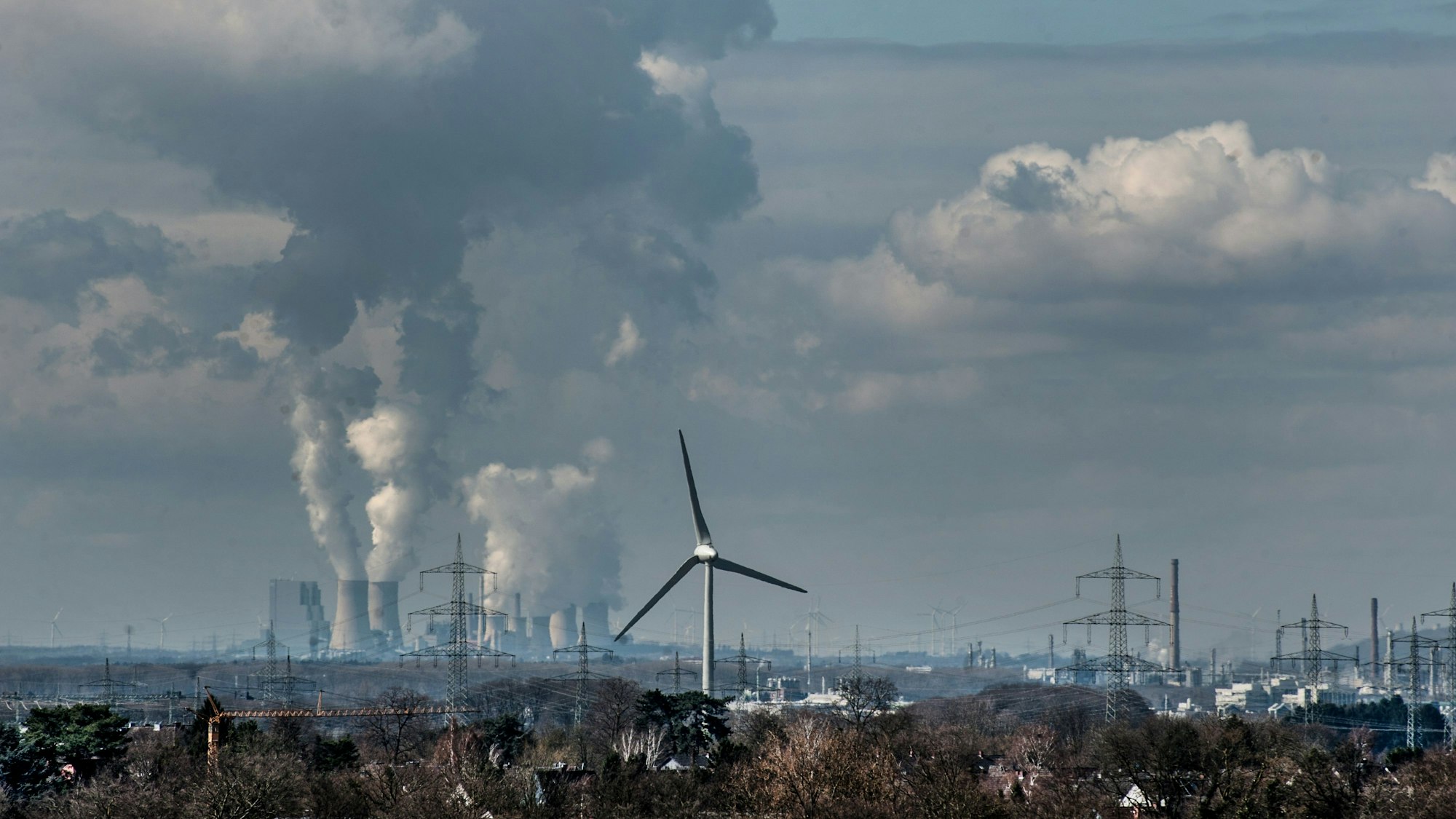 Fernblick auf die Kraftwerke Neurath und Frimmersdorf. Vorne das Opladener Windrad und Strommasten