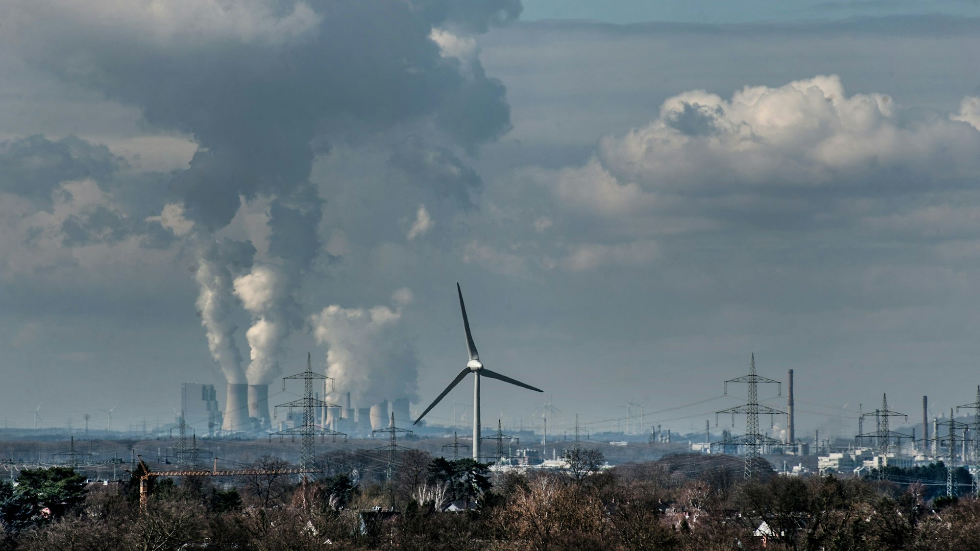 Die Kohlekraftwerke Neurath und Frimmersdorf und vorne das Opladener Windrad
