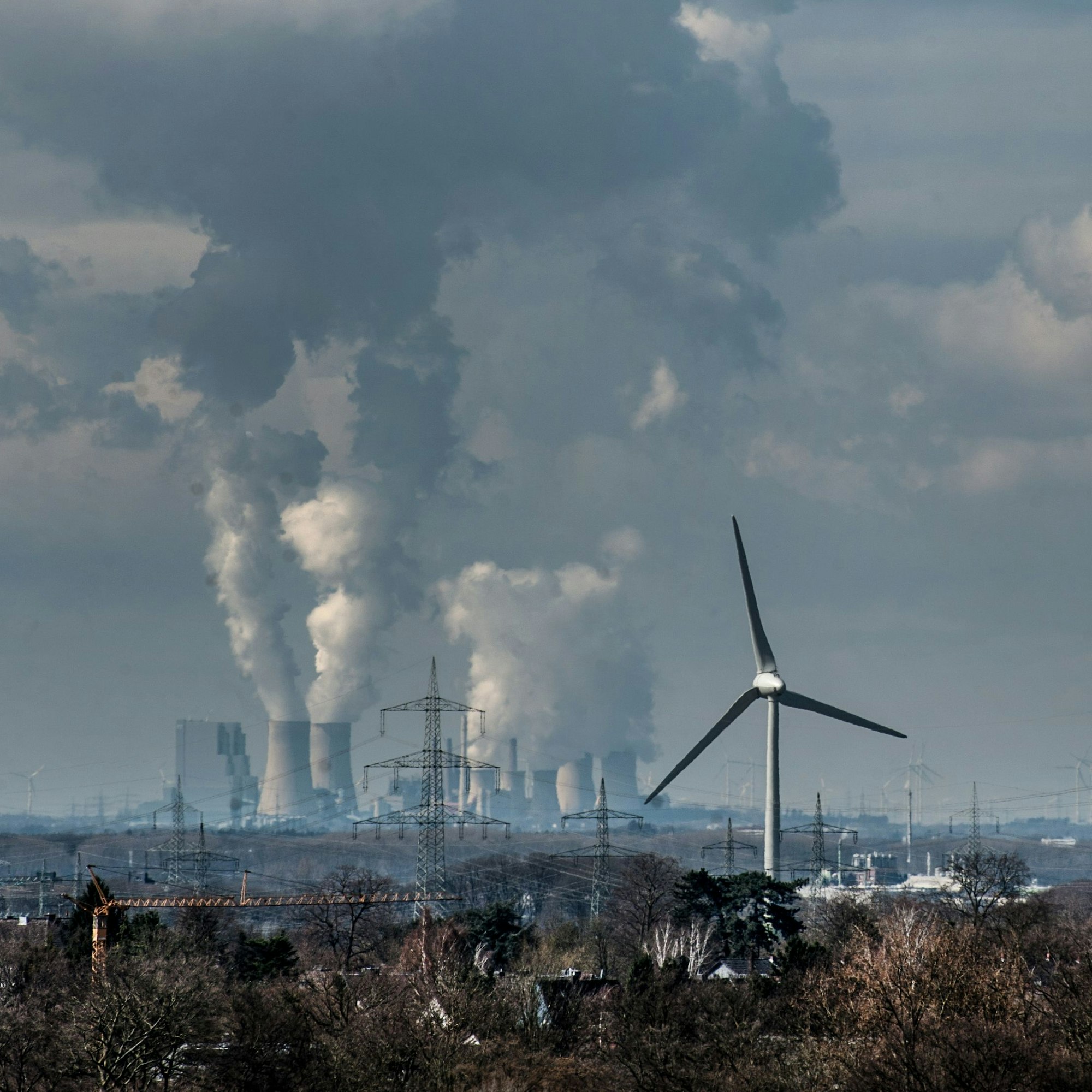 Energiewende - Die üblen Folgen der Stromherstellung durch Kohle - hinten die Kraftwerke Neurath und Frimmersdorf und vorne das Opladener Windrad, Strommaste
Copyrighthinweis: privates Bild, Veröffentlichung im Kölner Stadt-Anzeiger / Leverkusener Anzeiger, ksta.de genehmigt. Alle Bildrechte für dieses Bild verbleiben vertragsgemäß bei Ralf Krieger, kein Upload in sozialen Medien, spez. facebook.