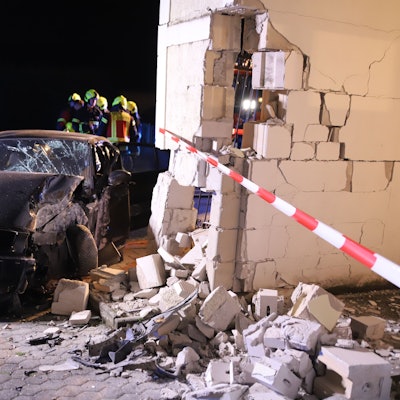 Bei einem Unfall in Sankt Augustin-Menden raste ein 37 Jahre alter Autofahrer in ein Heiligenhäuschen an der Siegstraße. Zwei Menschen wurden verletzt.