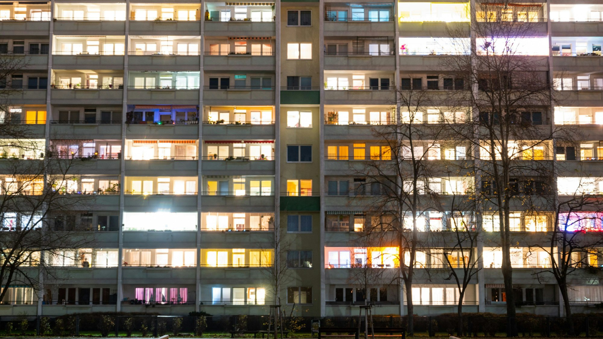In einem Hochhaus in Lichtenberg sind einige Fenster beleuchtet.