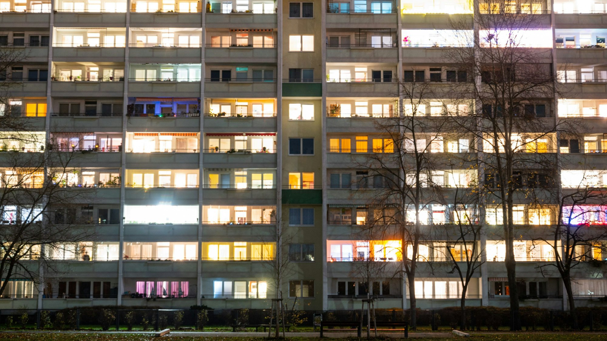 In einem Hochhaus sind einige Fenster beleuchtet.