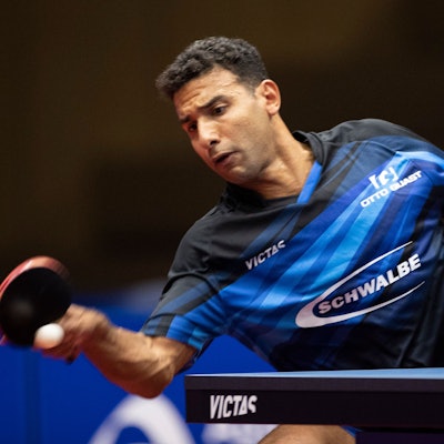 Zu sehen ist ein Tischtennisspieler, der den Ball schlägt.