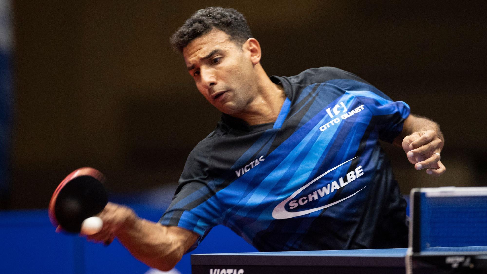 Ein Tischtennis-Spieler in einer Spielsituation an der Platte.