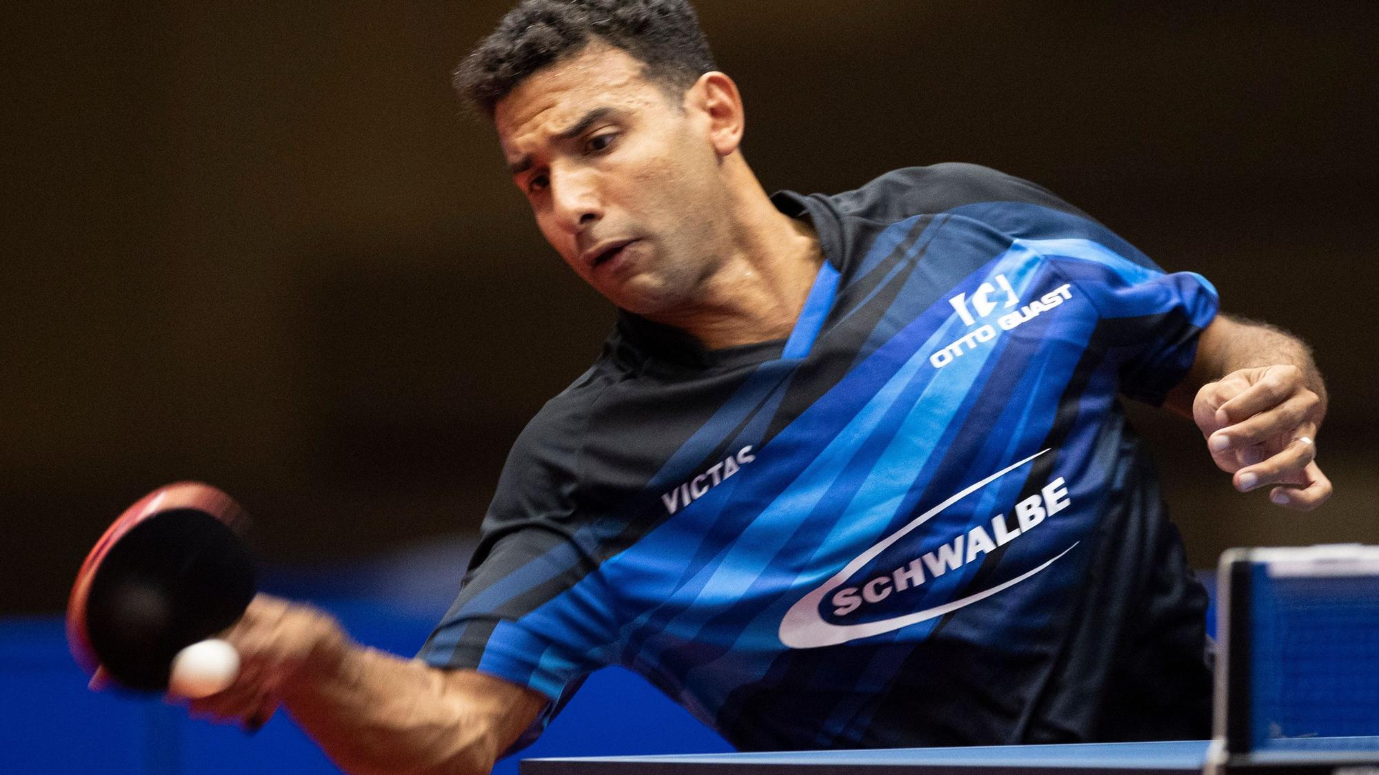 Zu sehen ist ein Tischtennisspieler, der den Ball schlägt.