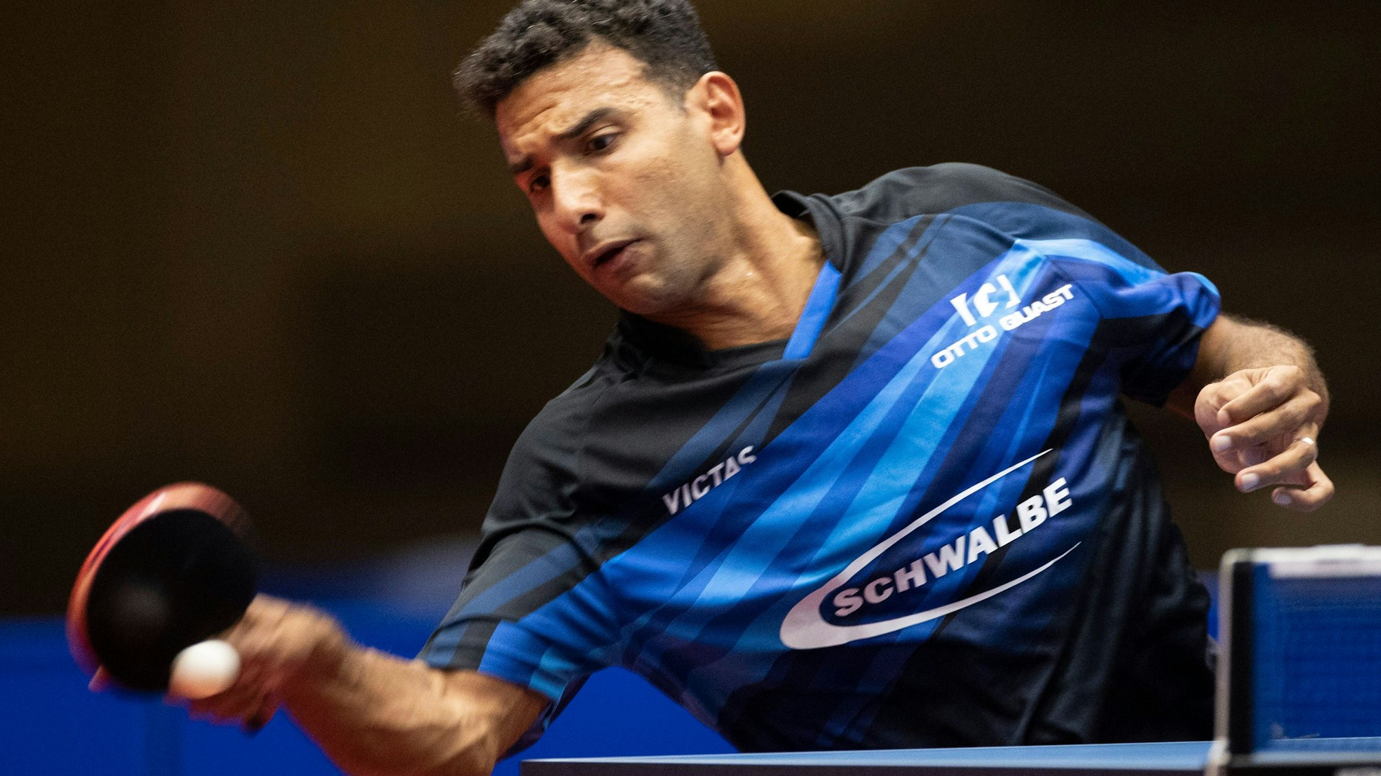 Zu sehen ist ein Tischtennisspieler, der den Ball schlägt.