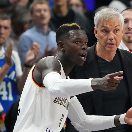 13. September 2022, Berlin: Dennis Schröder (l.) und sein Trainer Gordon Herbert (r.). Schröder und Herbert beim EM-Viertelfinale gegen Griechenland.