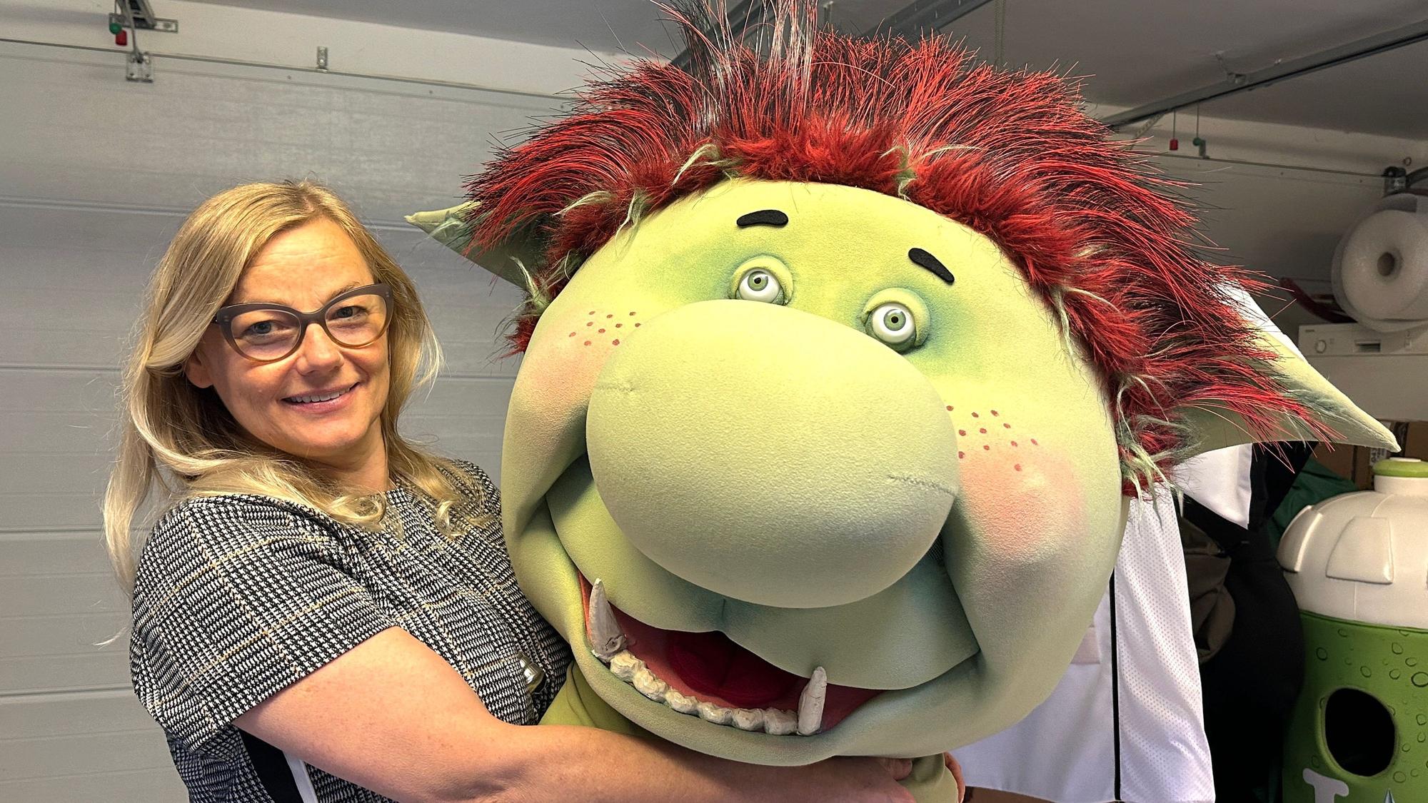Die Puppenbauerin mit einem Troll.