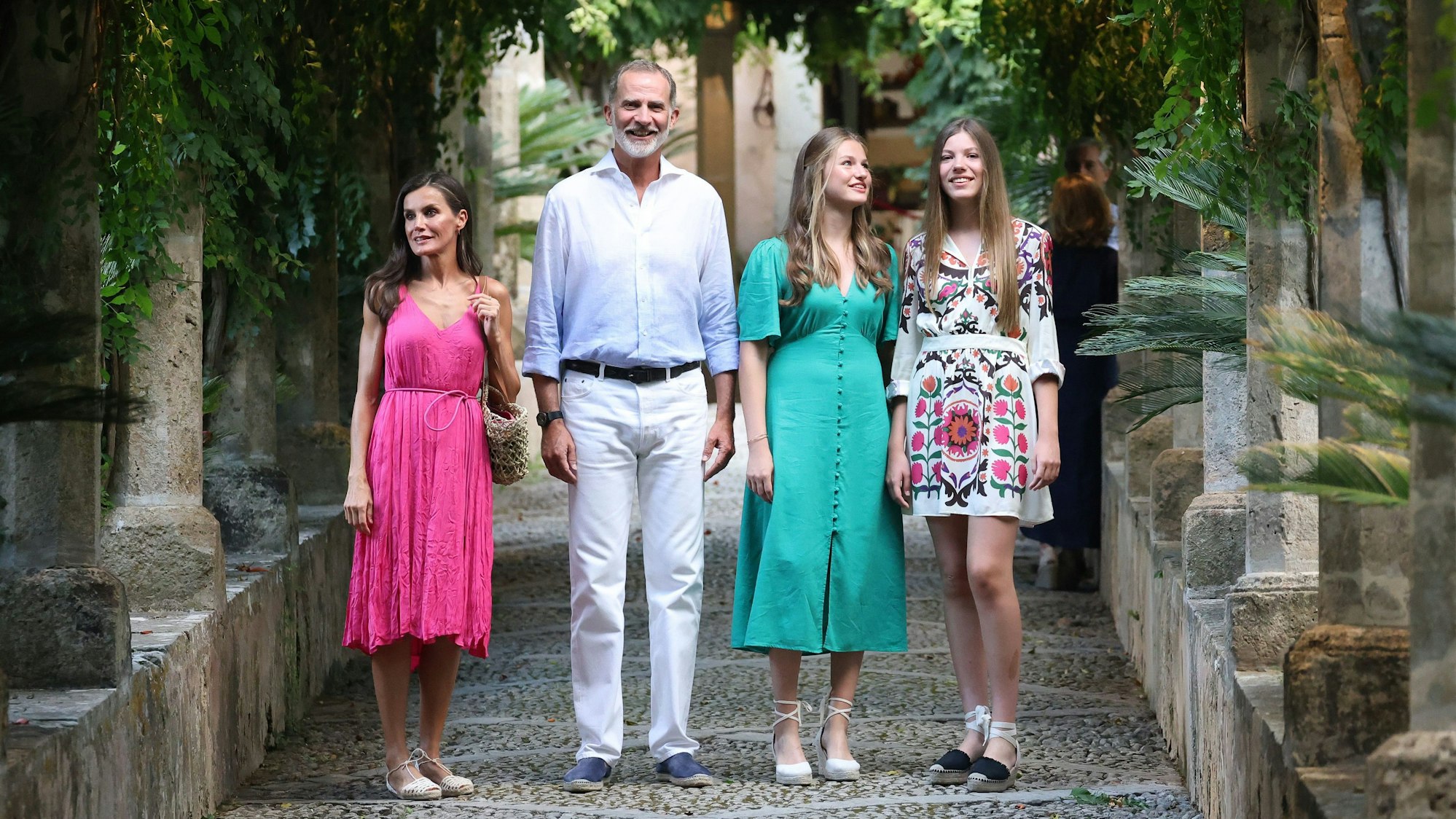 Letizia (l-r), Königin von Spanien, ihr Mann Felipe VI., König von Spanien, Leonor, Prinzessin von Spanien, und ihre Schwester die Infantin Sofia besuchen die Alfabia-Gärten.