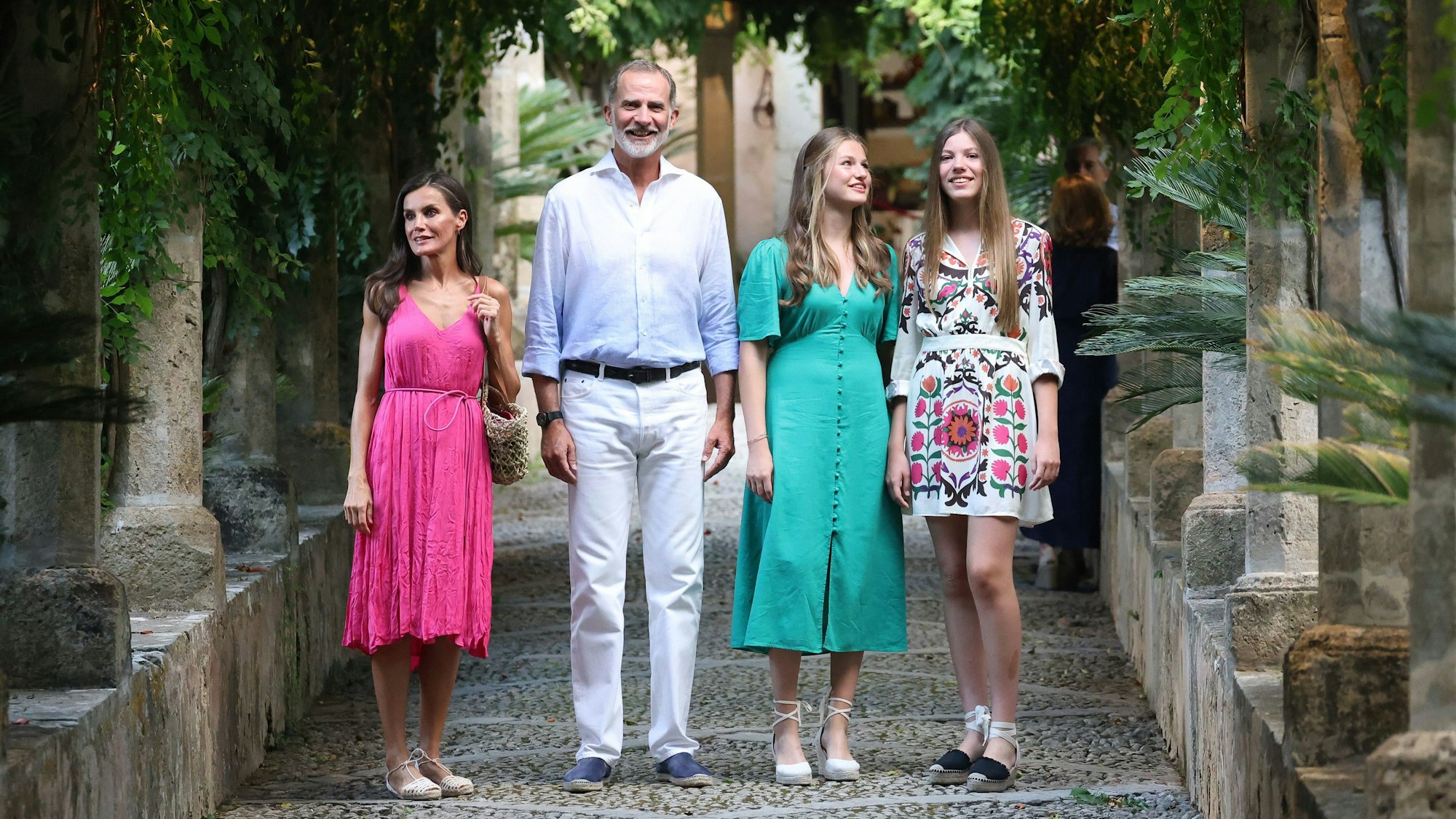 Letizia (l-r), Königin von Spanien, ihr Mann Felipe VI., König von Spanien, Leonor, Prinzessin von Spanien, und ihre Schwester die Infantin Sofia besuchen die Alfabia-Gärten.