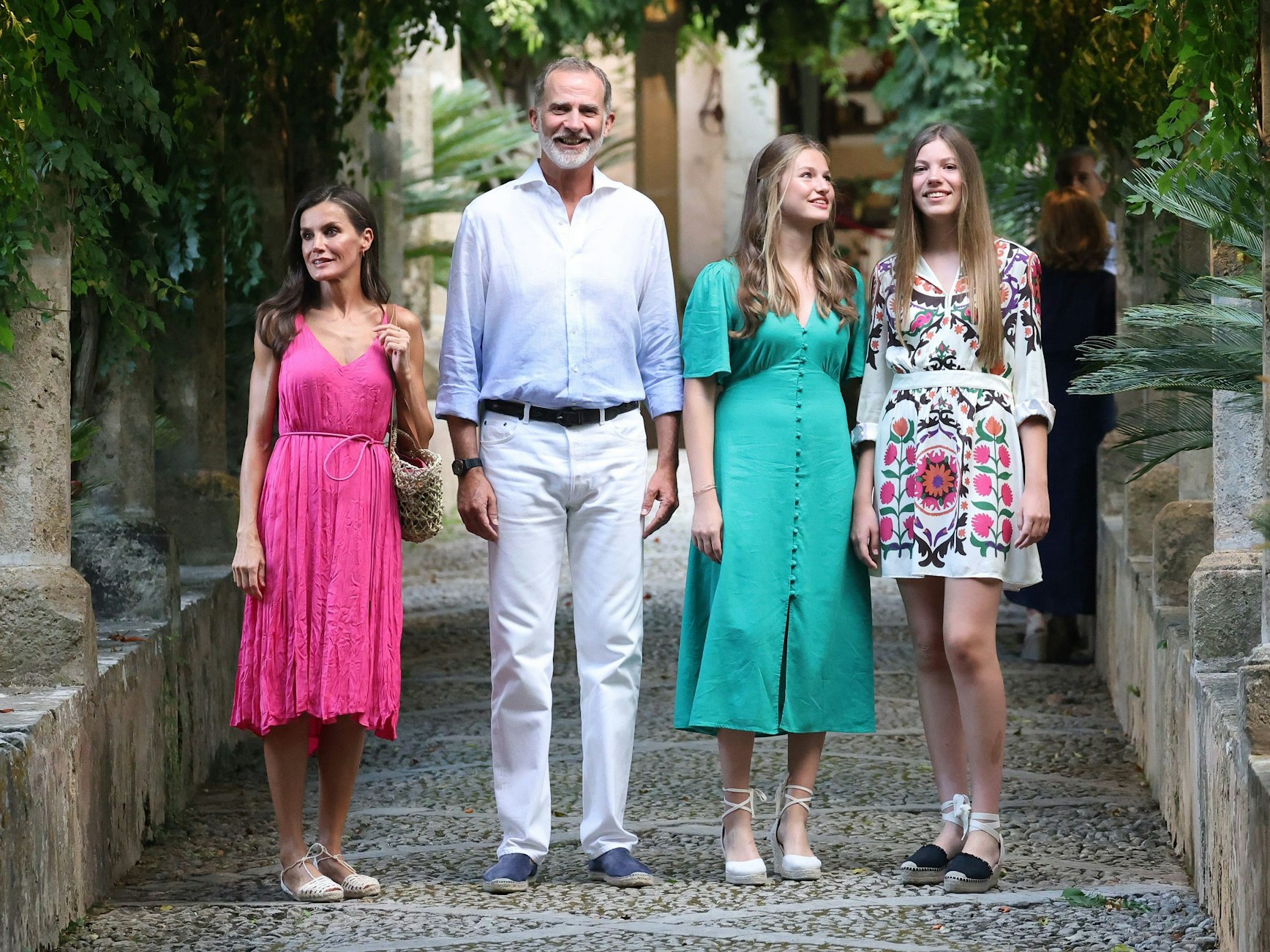 Königin Letizia, ihr Mann Felipe VI., König von Spanien, Leonor und ihre Schwester Sofia besuchen die Alfabia-Gärten.