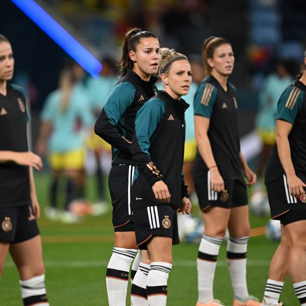 30. Juli 2023: Die Nationalspielerinnen Laura Freigang, Melanie Leupolz, Lena Oberdorf, Svenja Huth, Chantal Hagel und Sara Däbritz (v. l.) wärmen sich vor dem Spiel gegen Kolumbien auf.