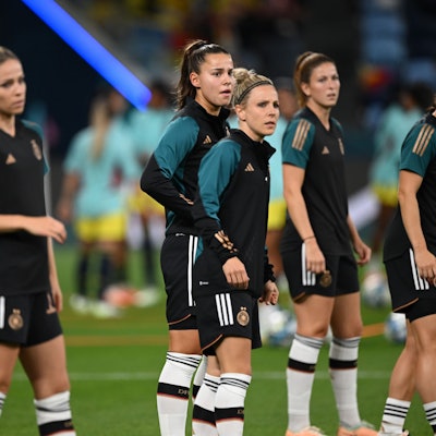 30. Juli 2023: Die Nationalspielerinnen Laura Freigang, Melanie Leupolz, Lena Oberdorf, Svenja Huth, Chantal Hagel und Sara Däbritz (v. l.) wärmen sich vor dem Spiel gegen Kolumbien auf.