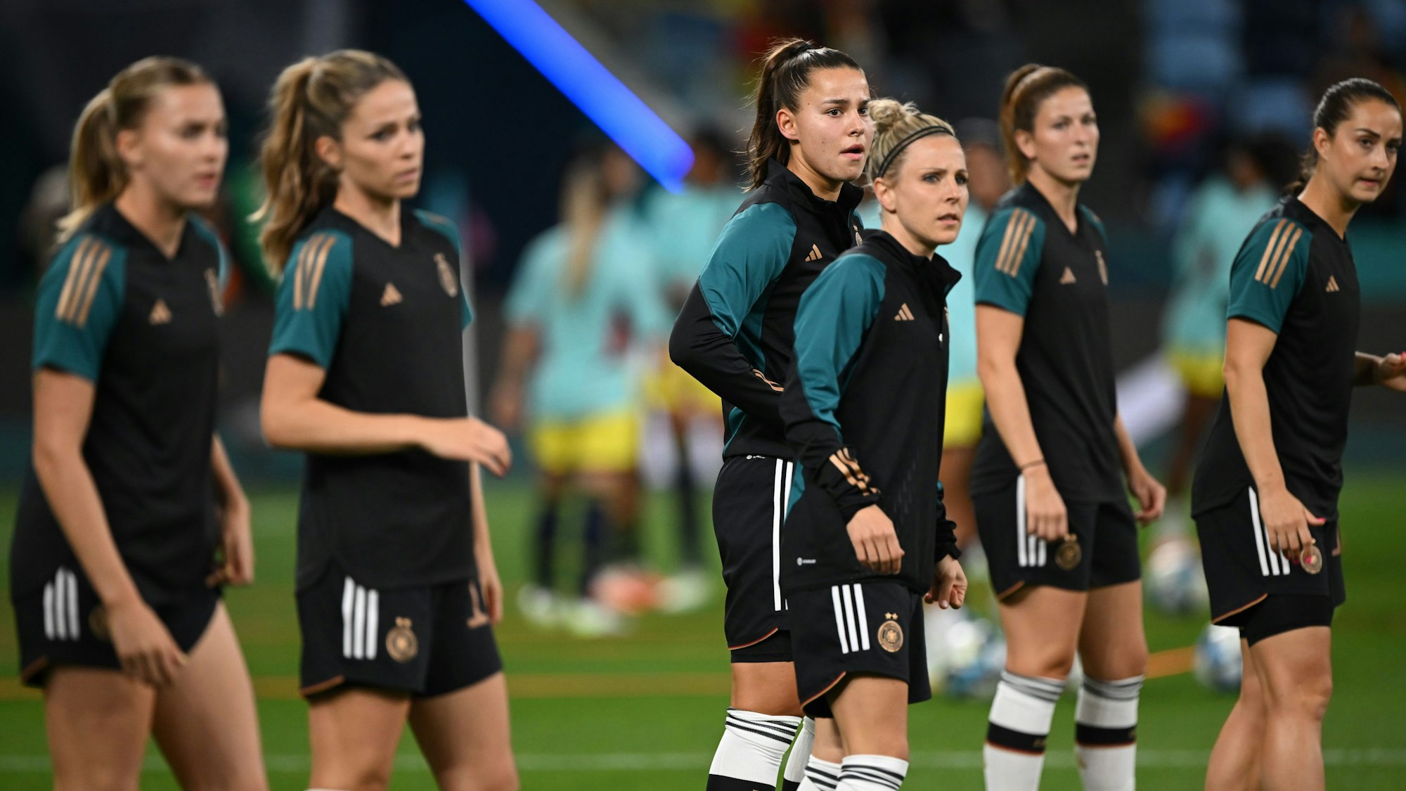 30. Juli 2023: Die Nationalspielerinnen Laura Freigang, Melanie Leupolz, Lena Oberdorf, Svenja Huth, Chantal Hagel und Sara Däbritz (v. l.) wärmen sich vor dem Spiel gegen Kolumbien auf.