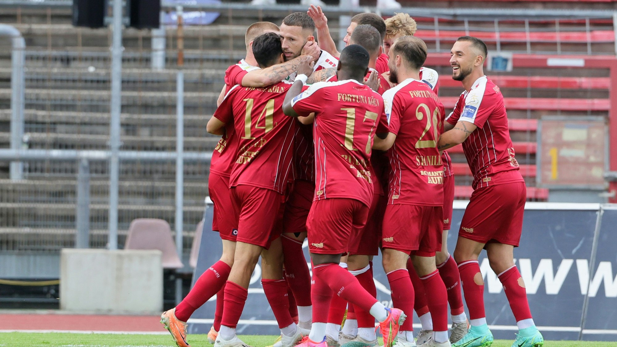 SC Fortuna Köln vs. 1. FC Köln U21, 4.Liga,
Jubel um den Torschützen Dominik Lanius (Fortuna) nach dem Tor zum 1:0, 01.08.2023, Bild: Herbert Bucco