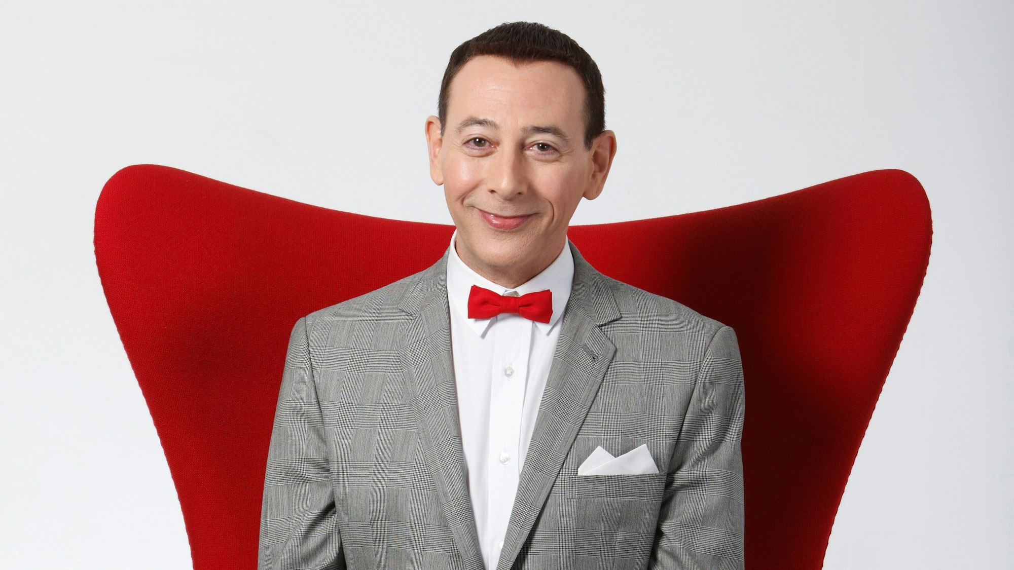 ARCHIV - 07.12.2009, USA, Los Angeles: Paul Reubens, Schauspieler aus den USA, lächelt für ein Portrait, mit dem er für das Bühnenstück „The Pee-wee Herman Show“ wirbt.