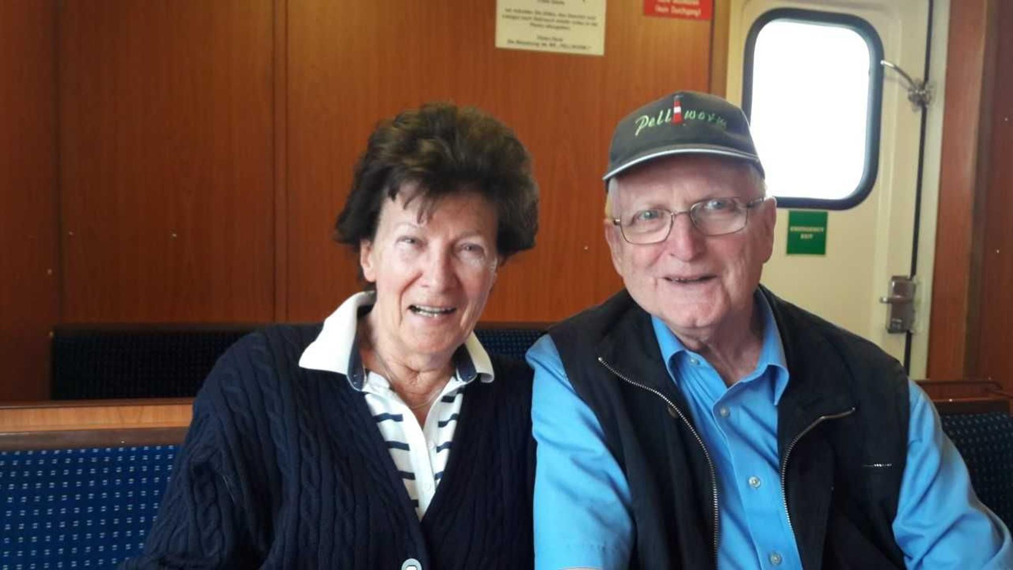 Franz Kersjes und seine Frau Eufemia (Fe) Kersjes lächeln in die Kamera.