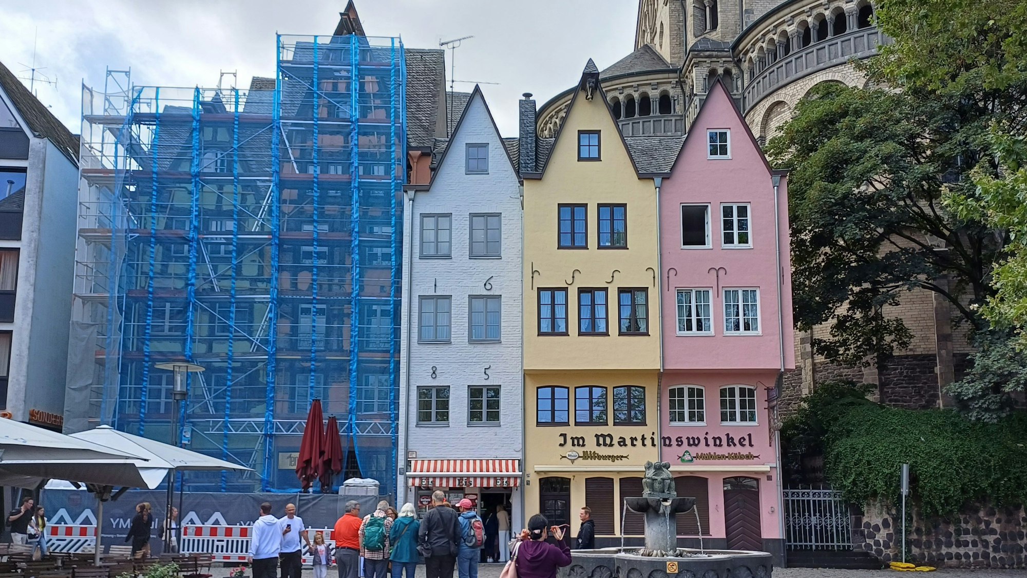 Eingerüstete Giebelhäuschen am Fischmarkt