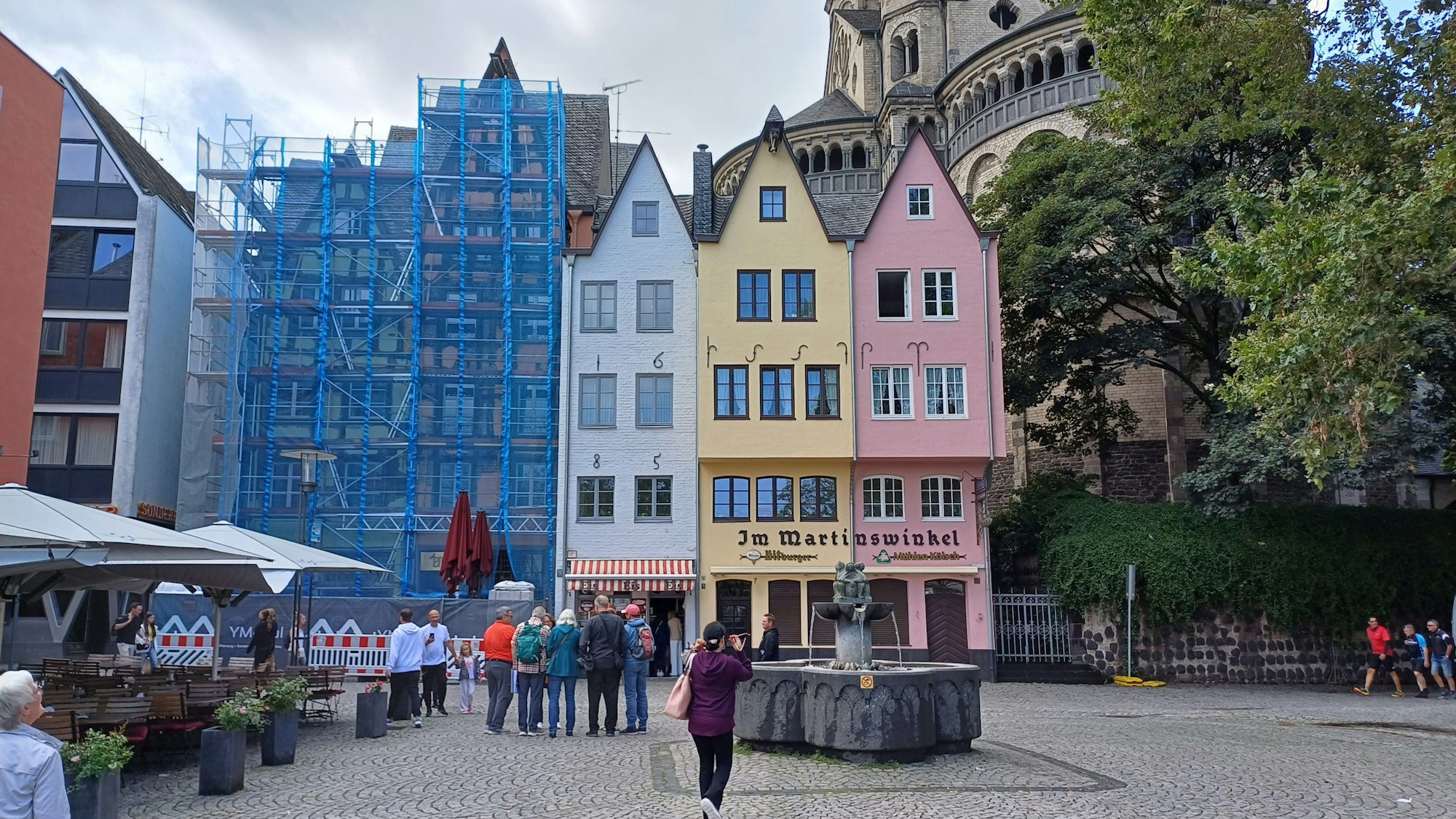 Anfang August 2023 standen die Giebelhäuschen zwar noch, waren aber bereits eingezäunt.