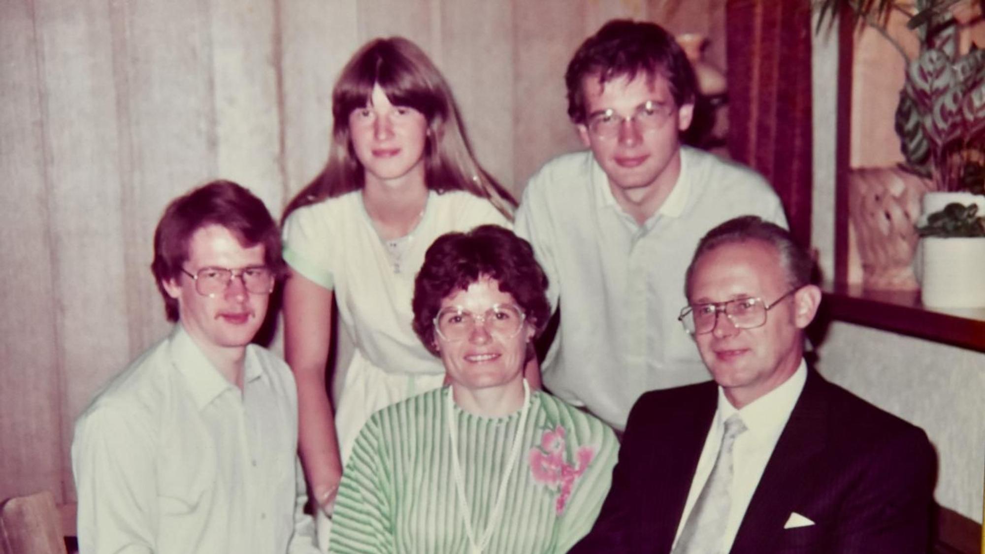 Ein Familienfoto mit den drei Kindern des Ehepaares.