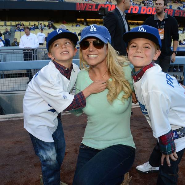 Britney Spears mit ihren Söhnen Jayden James Federline und Sean Preston Federline während eines Baseball-Spiels im Jahre 2013.