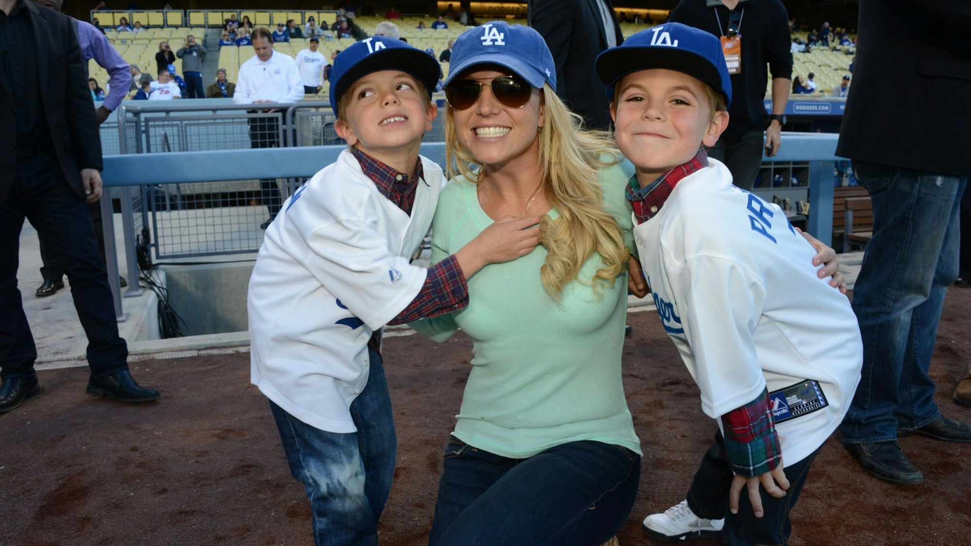 Britney Spears mit ihren Söhnen Jayden James Federline und Sean Preston Federline während eines Baseball-Spiels im Jahre 2013.