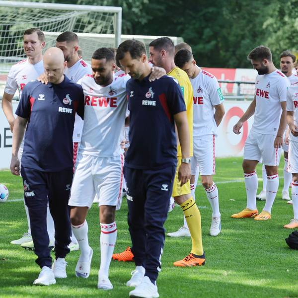 Linton Maina (M.) stieg zwar am Dienstag wieder ins Training ein, hatte aber im Anschluss Rückenschmerzen. Auf dem Weg zur Aufnahme des Mannschaftsfotos musste er gestützt werden.