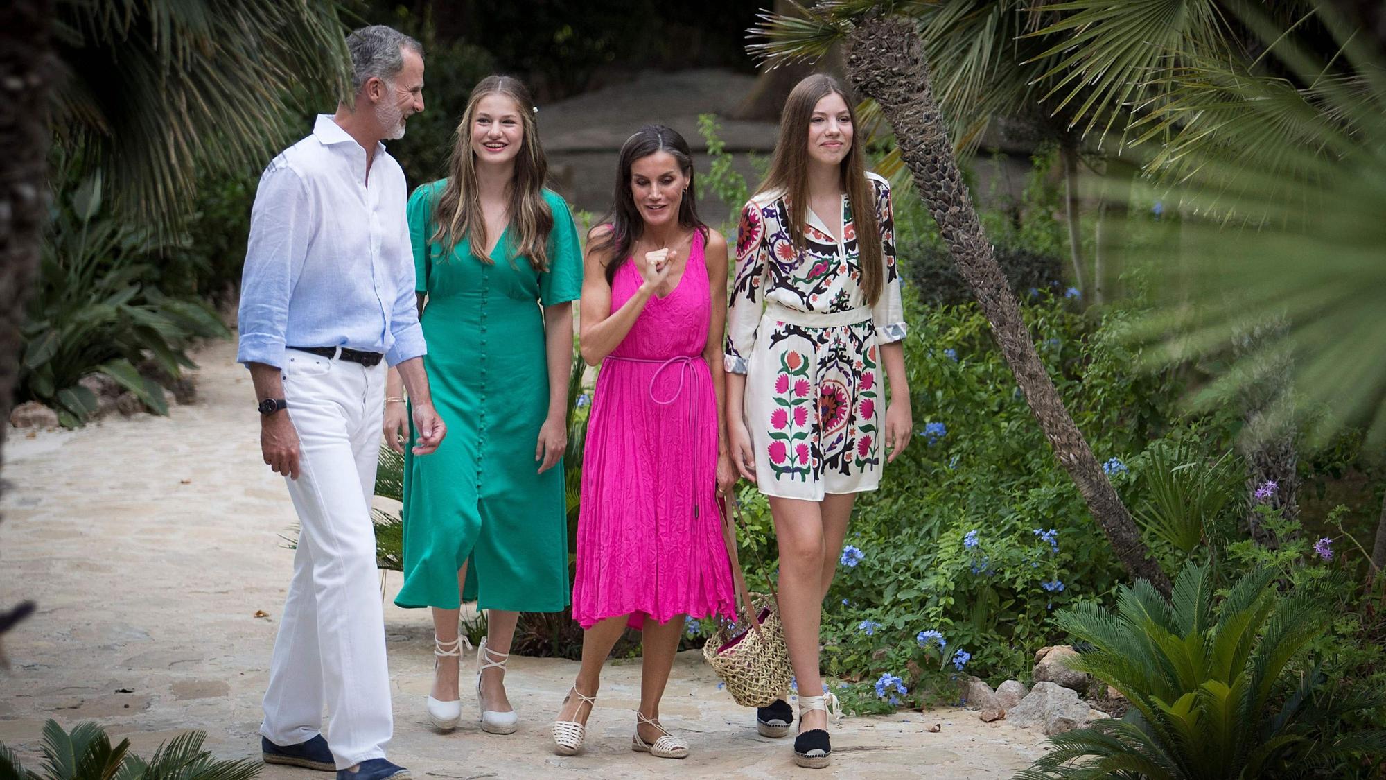 König Felipe VI., Prinzessin Leonor, Königin Letizia und Infantin Sofia in den Alfabia-Gärten auf Mallorca.