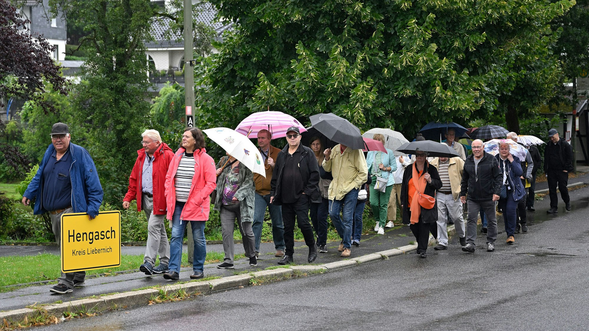 Mit „Hengasch“-Ortsschild führt Michael Iwanzik die Lesergruppe durch seinen Heimatort Olpe.
