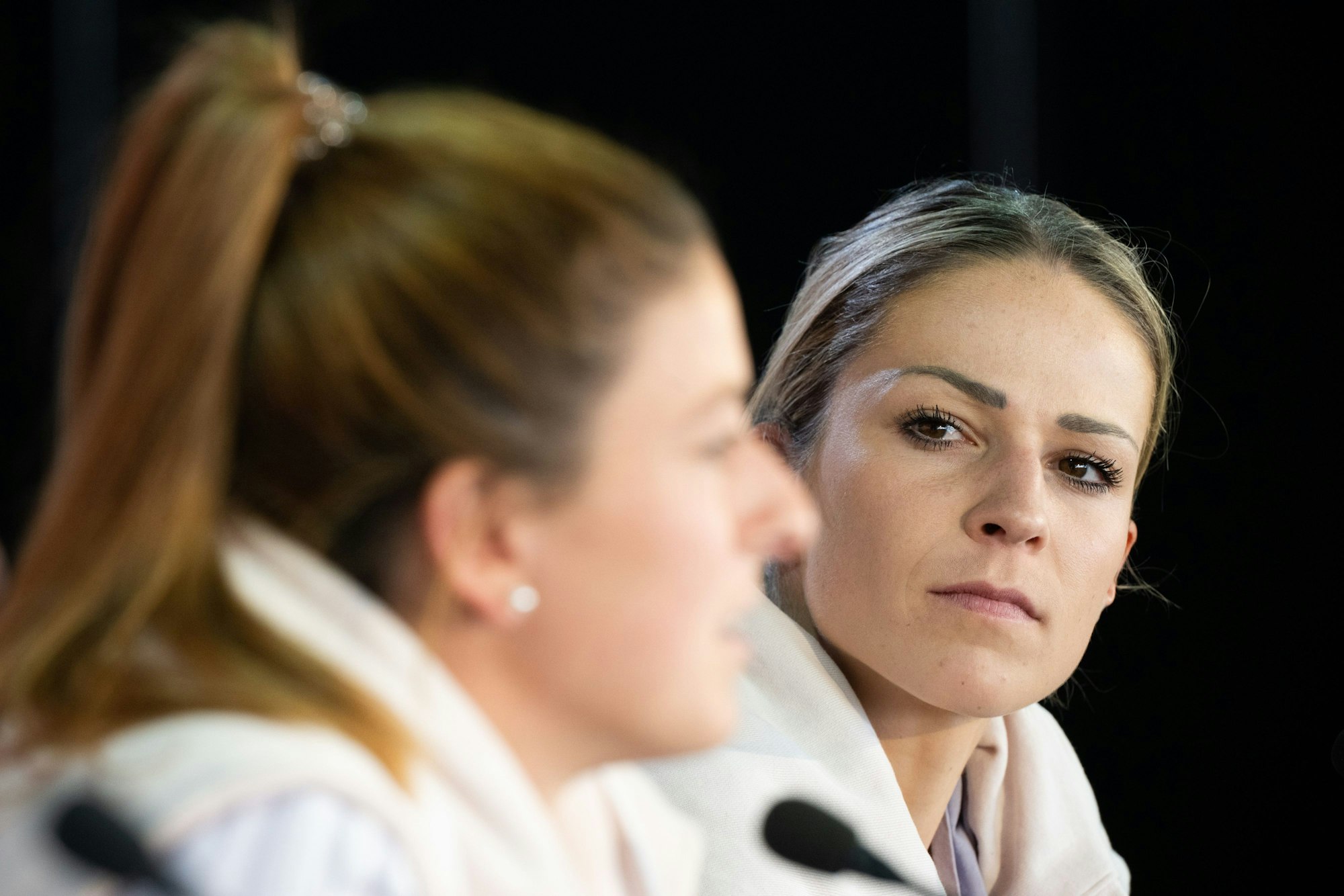 Melanie Leupolz (r.) und Chantal Hagel bei einer DFB-Pressekonferenz in Wyong (Australien) vor dem Spiel gegen Südkorea.
