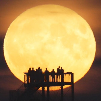 Syke: Schaulustige beobachten vom Aussichtsturm auf dem Hohen Berg den Mondaufgang. Im August ist der Vollmond gleich zweimal zu sehen.